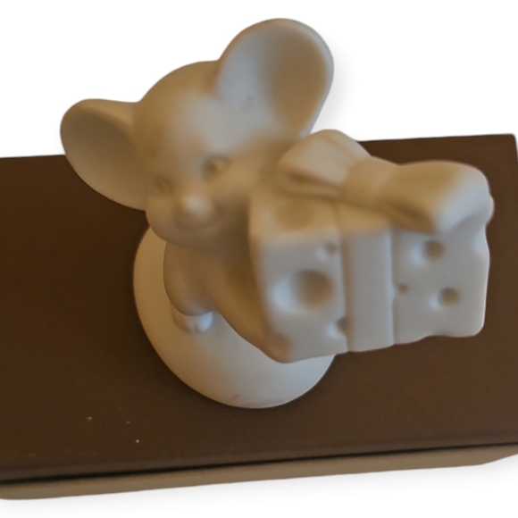 Vintage Hallmark 1978 Porcelain Mouse White Bisque Figurine Hallmark - Picture 2 of 8
